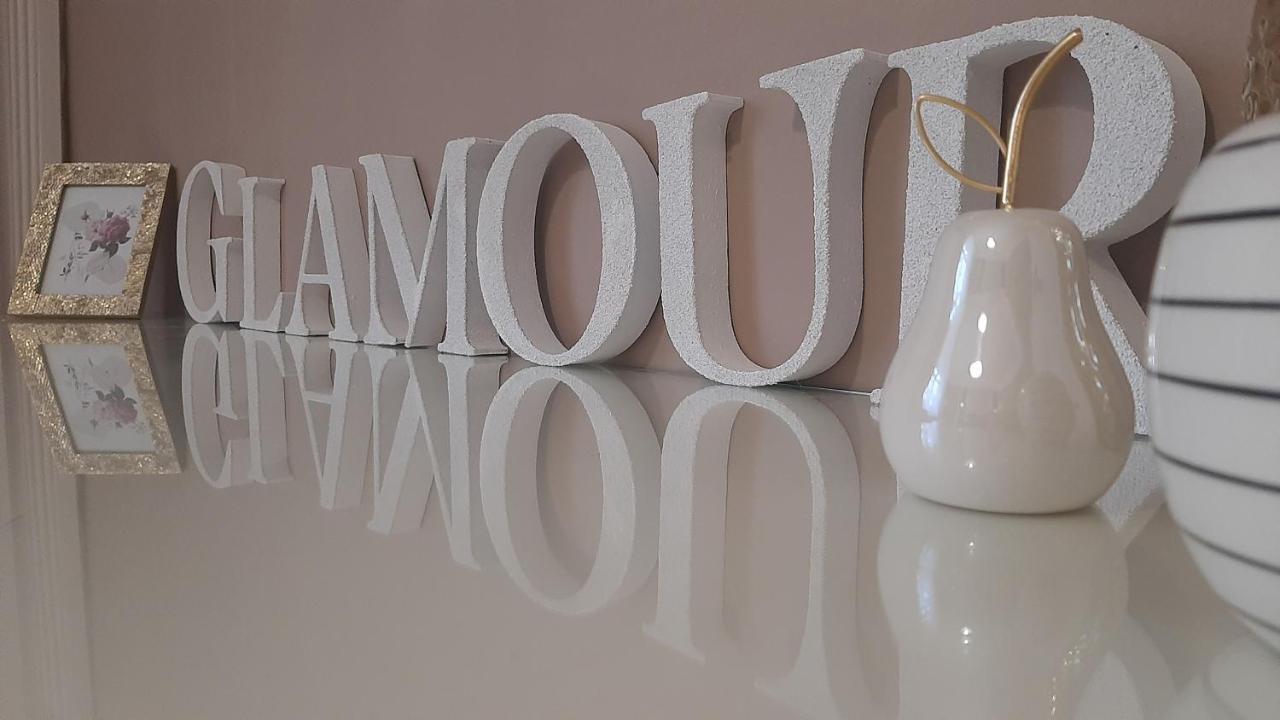 Glamour Apartman Гюла Екстериор снимка