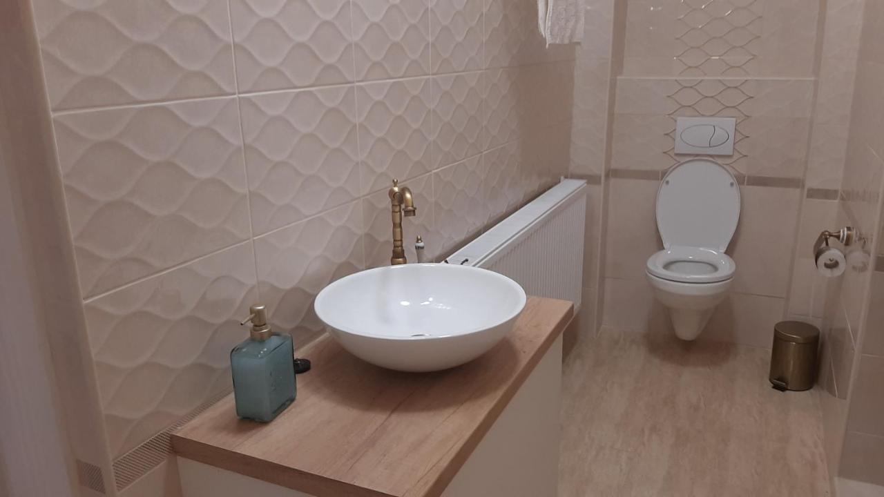 Glamour Apartman Гюла Екстериор снимка