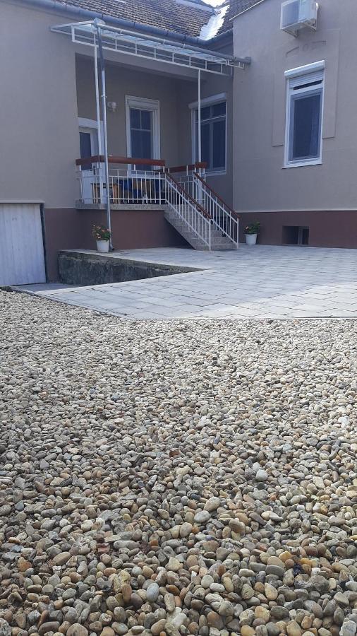 Glamour Apartman Гюла Екстериор снимка